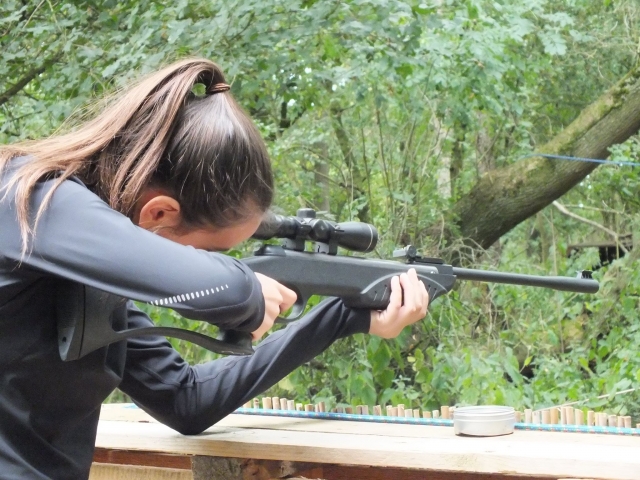  Apunta en el jalo con rifle de aire
