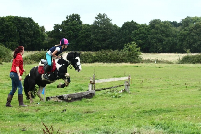  Salto en Chobham Equestrian Center