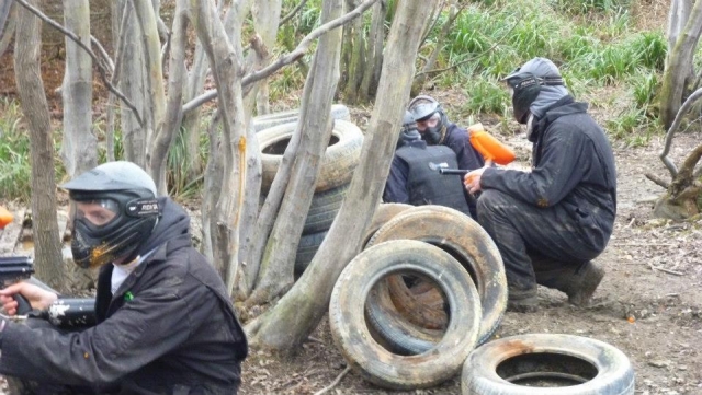  Combine el karting con paintballing. 