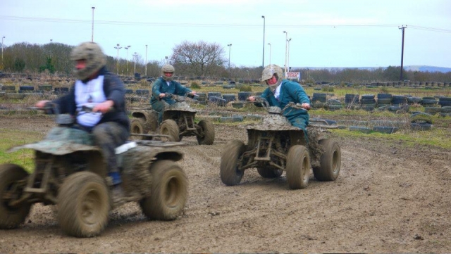  Subir cuatrimotos en el barro es muy divertido. 