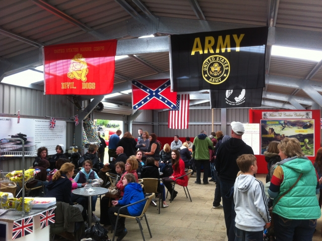  área de cafetería con bocadillos fríos y calientes 