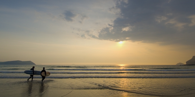  Surfers en Harlyn Bay 