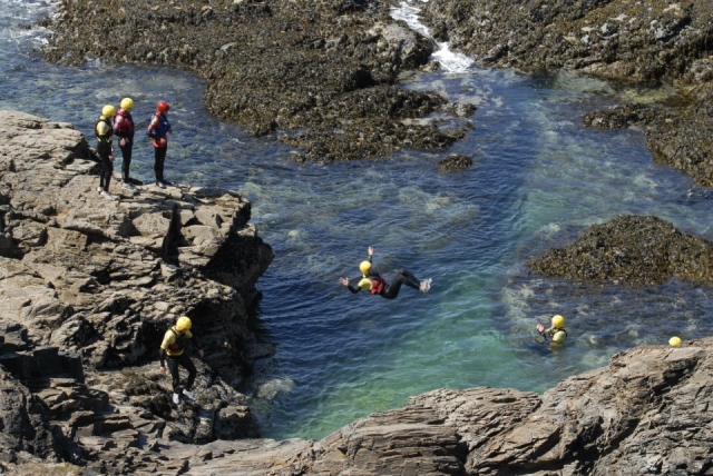  Coasteering con Harlyn Surf School. 