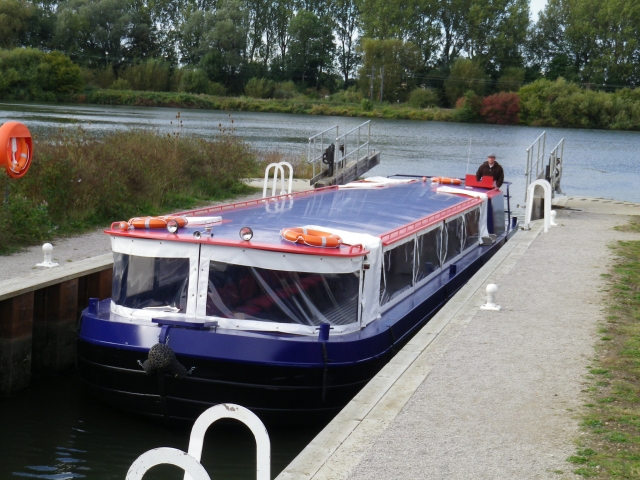  Emjoy navegando por el río. 