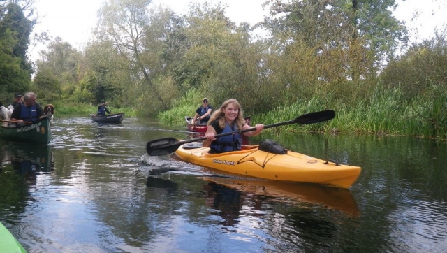  Diviértele haciendo kayak. 