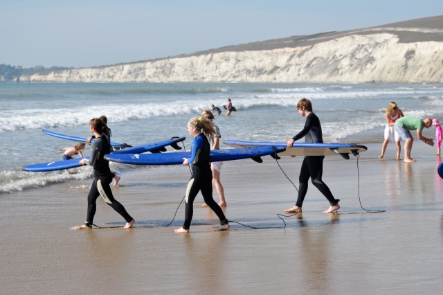 El surf es una actividad divertida. 