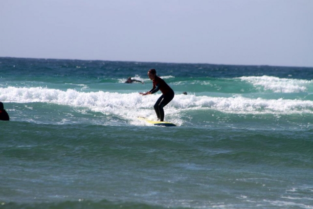  Surfear es divertido. 