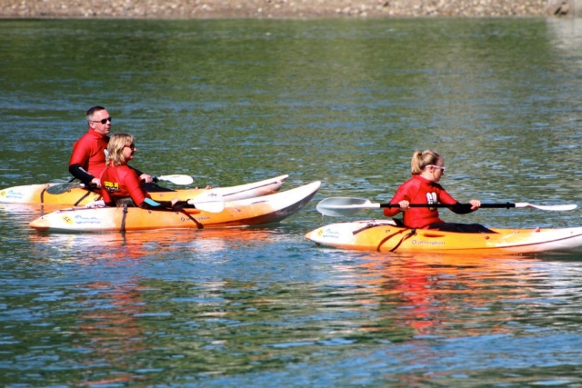  Hacer kayak es divertido. 