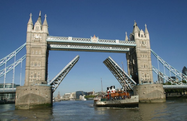 ¡London Tower Bridge abre solo para usted! 
