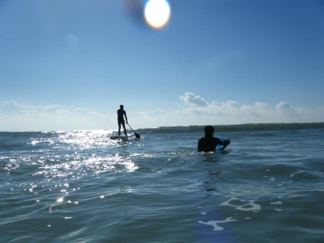  Surfear es muy divertido. 