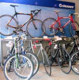  Repara su bicicleta. 