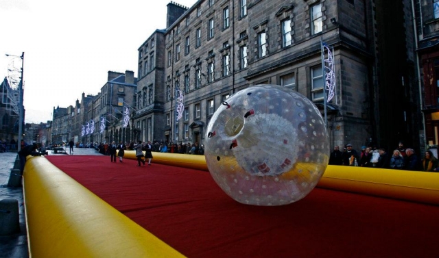  ¡Zorbing en Edimburgo! 
