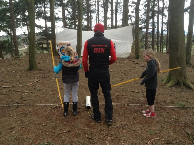  Diviértele con jalo con arco. 