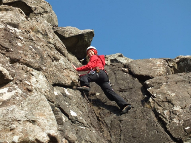  Diviértele escalando rocas. 