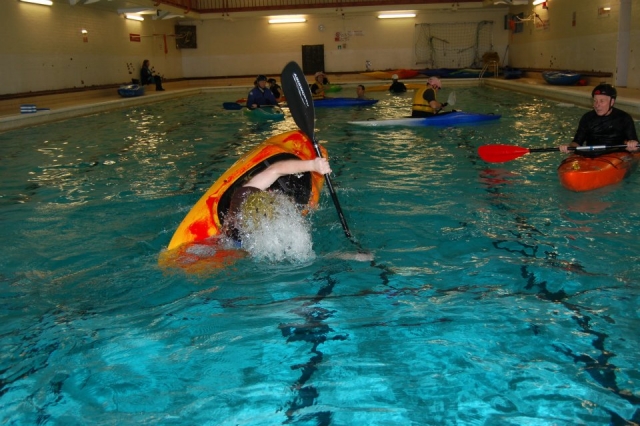  Hacer kayak en tándem es divertido. 