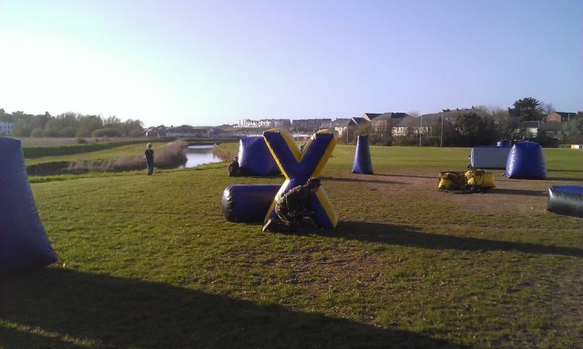  Disfruta de un día jugando al laser tag. 