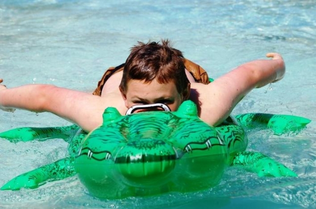  Juega en la alberca infantil. 