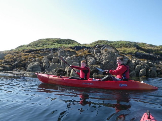  Hacer kayak en tándem es divertido.