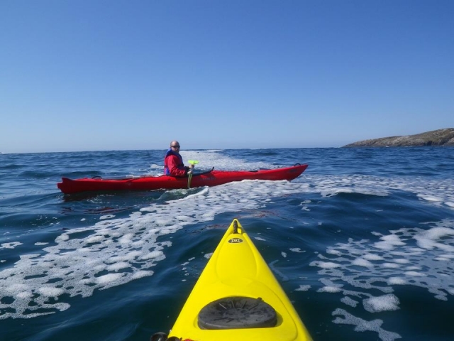  Hacer kayak es muy divertido. 