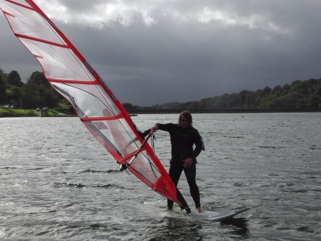  Aprenda a hacer windsurf en New Inn. 