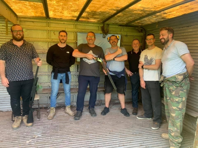 Hombres haciendo jalo al plamarro disparando, sonriendo y divirtiéndonos