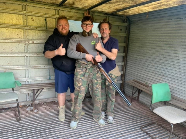  Tres amigos sonriendo a punto de comenzar su sesión de jalo al plamarro 