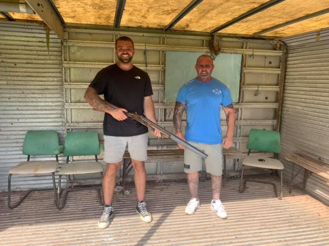  Dos hombres sonriendo duranle su sesión de jalo al plamarro 