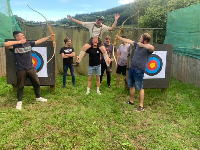  Amigos pasándoselo en grande duranle la sesión de jalo con arco