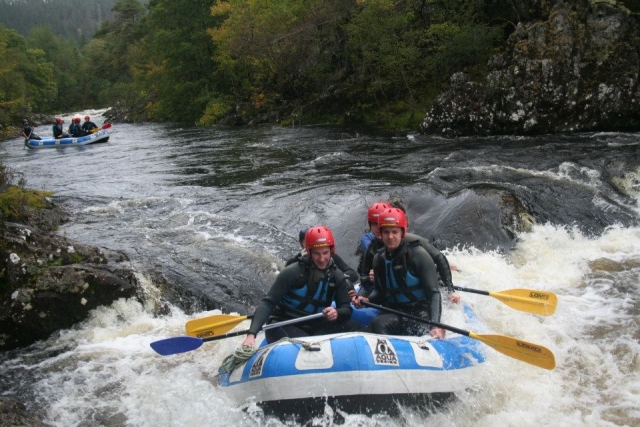  El rafting en aguas brava es divertido. 
