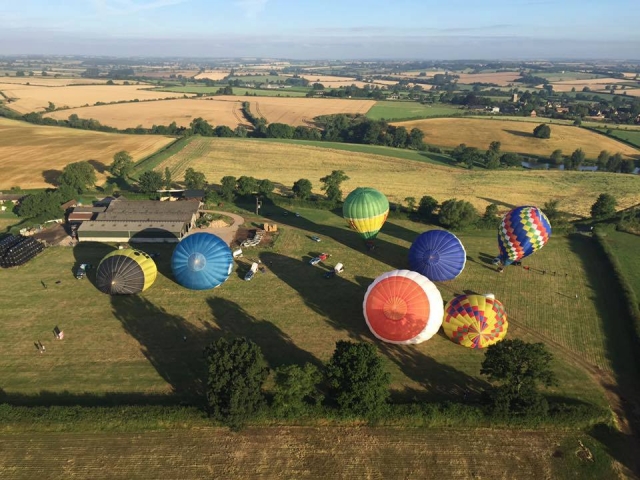  Una serie de globos despegando al atardecer 