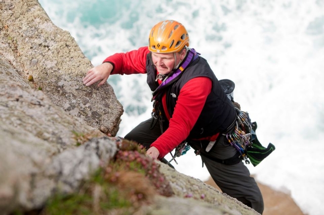  Escalada de aventura en acantilados marinos 