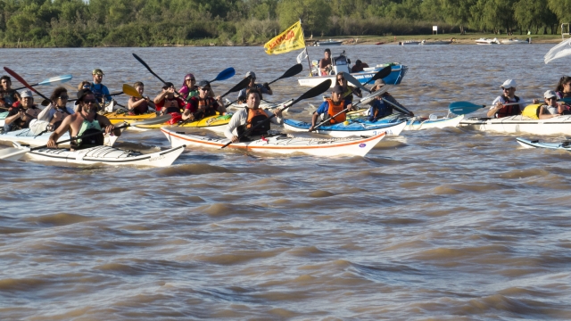  Personas en kayak 