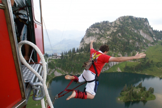  Hombre con playera roja Bungee Jumping 
