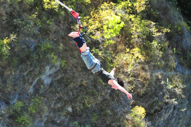  Mujer volando como un pájaro cuando Bungee Jumping