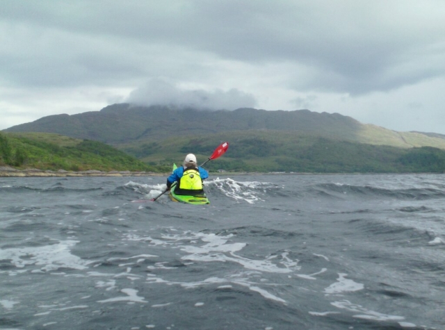  Hombre en kayak en el río