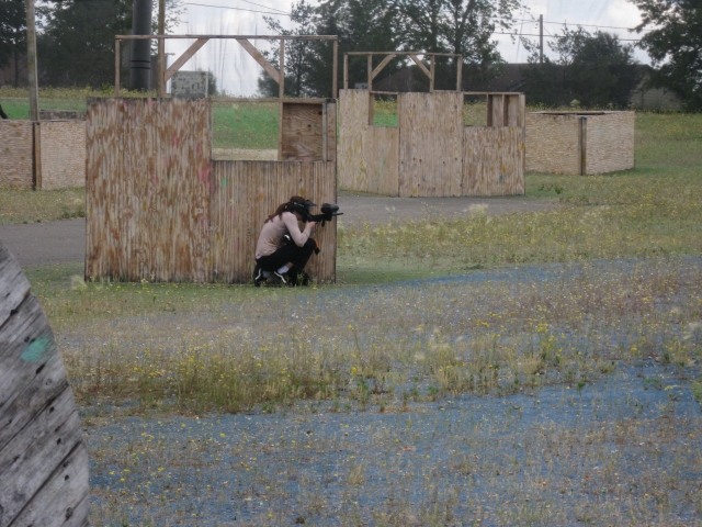  Mujer escondida jugando gotcha 