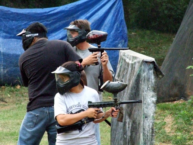  Tres personas jugando gotcha con equipo de seguridad en 