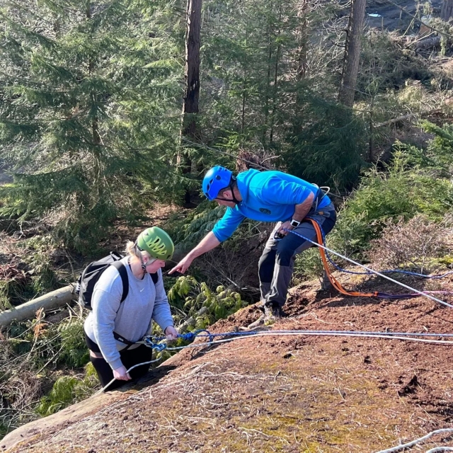 Guiándole por el borde 
