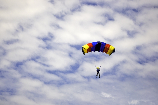  Salto en solitario con un colorido paracaídas 
