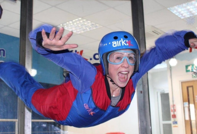 ¡El paracaidismo en interiores es muy divertido! 