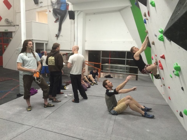  Escalada en una cara artificial 