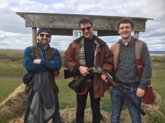  Amigos disfrutando del aire libre mientras disparan 
