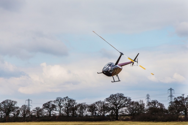  Helicóptero volando sobre el bosque