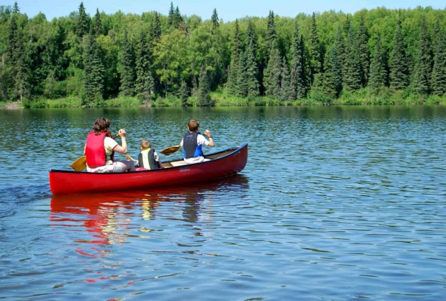  Una canoa para adultos en el lago 