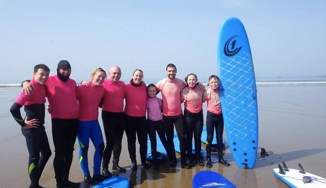  Venga con su grupo de amigos y aprende a surfear mientras le diviertes