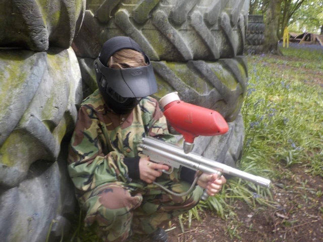  Niños entre los neumáticos 