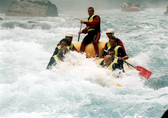  Rafting con el equipo 