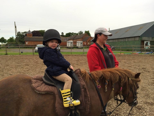 Lecciones para niños pequeños en Sherwood Riding School