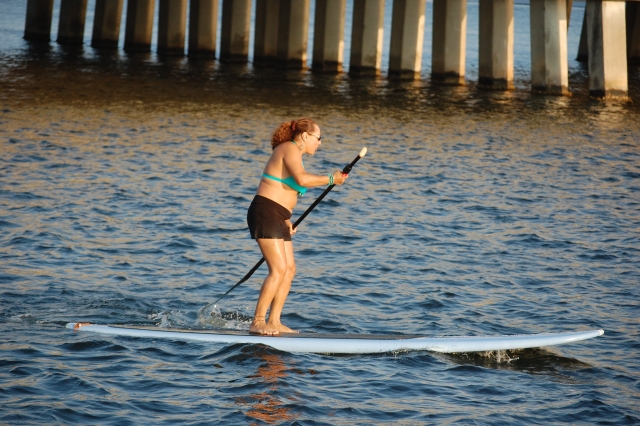  Mujer en bikini azul y negro remando 