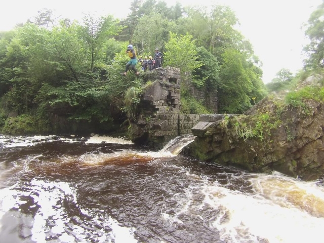  Salto al río 